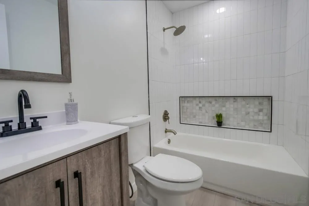 12736 Roberto Way Poway, CA 92064 - Photo 14 of 34 a bathroom with a sink a toilet and a bathtub