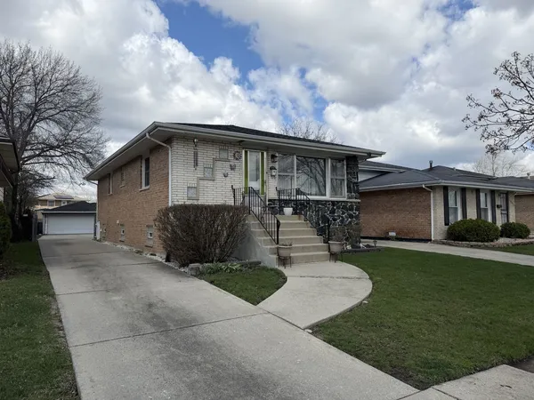 a view of a house with a back yard
