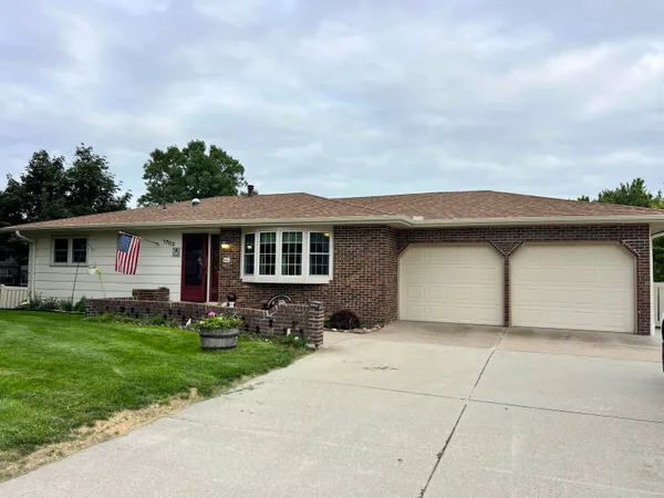 $327,700 | 1703 West Benjamin Avenue, Norfolk, NE 68701
