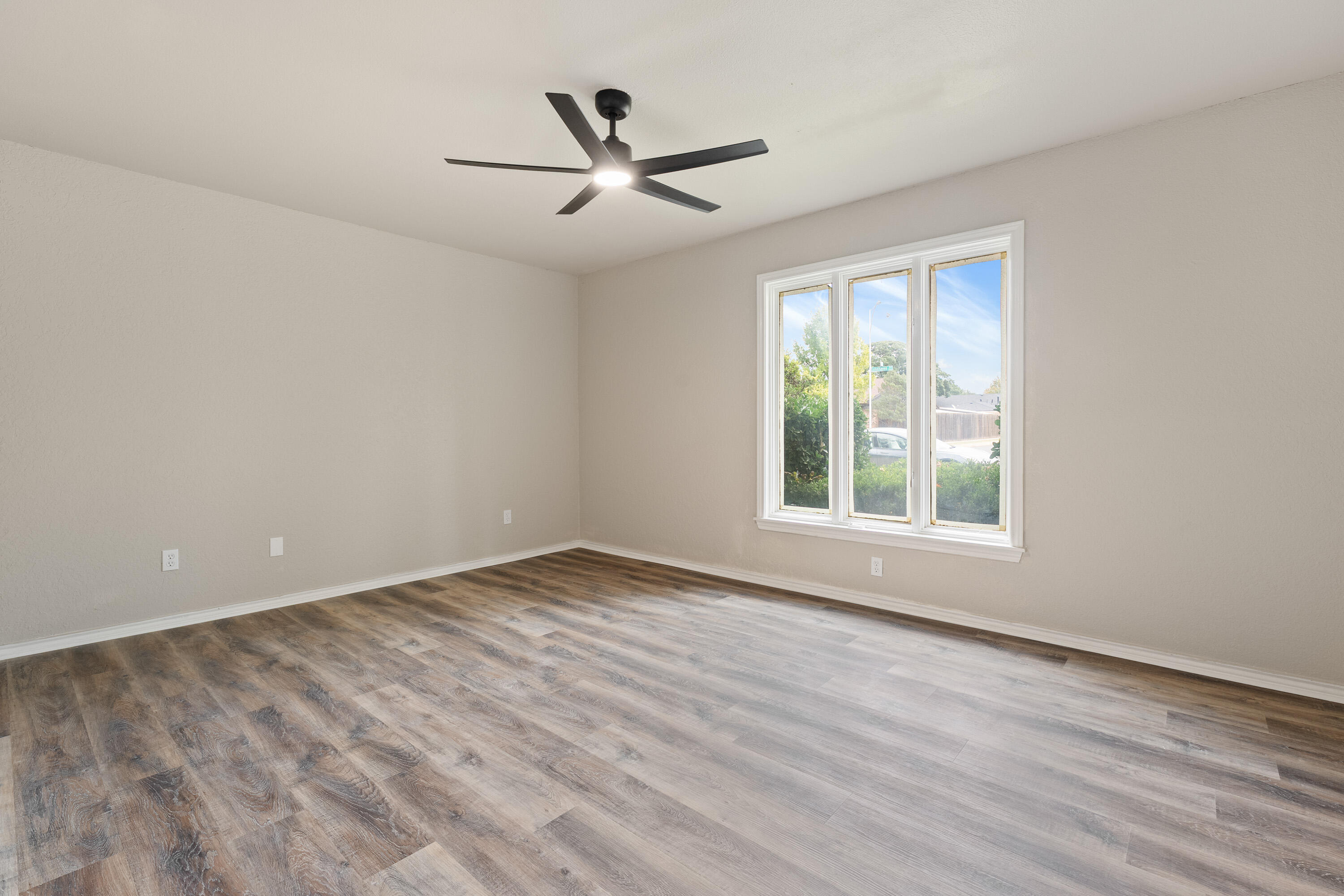 7902 Lynnhaven Avenue Lubbock, TX 79423 - Photo 24 of 35 a view of empty room with wooden floor and fan
