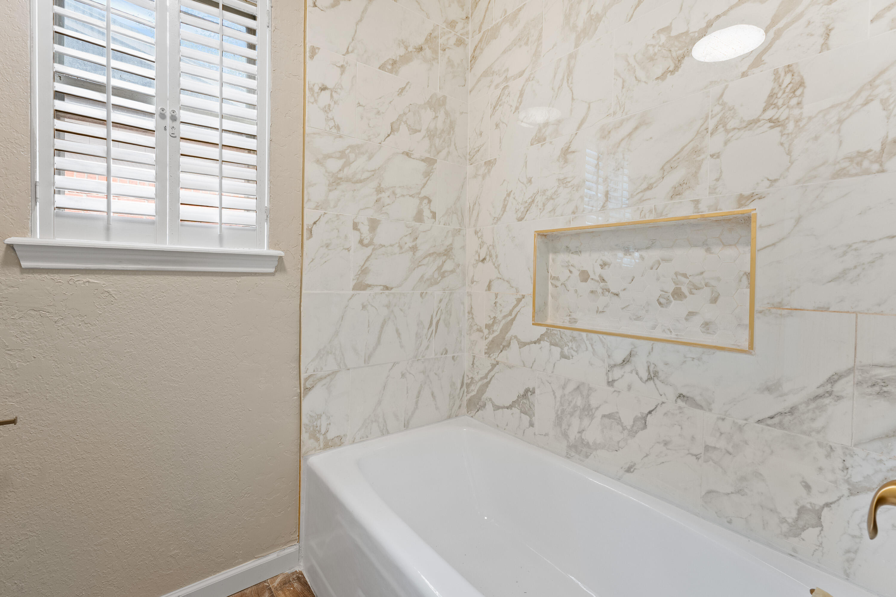 7902 Lynnhaven Avenue Lubbock, TX 79423 - Photo 26 of 35 a bathroom with a bathtub