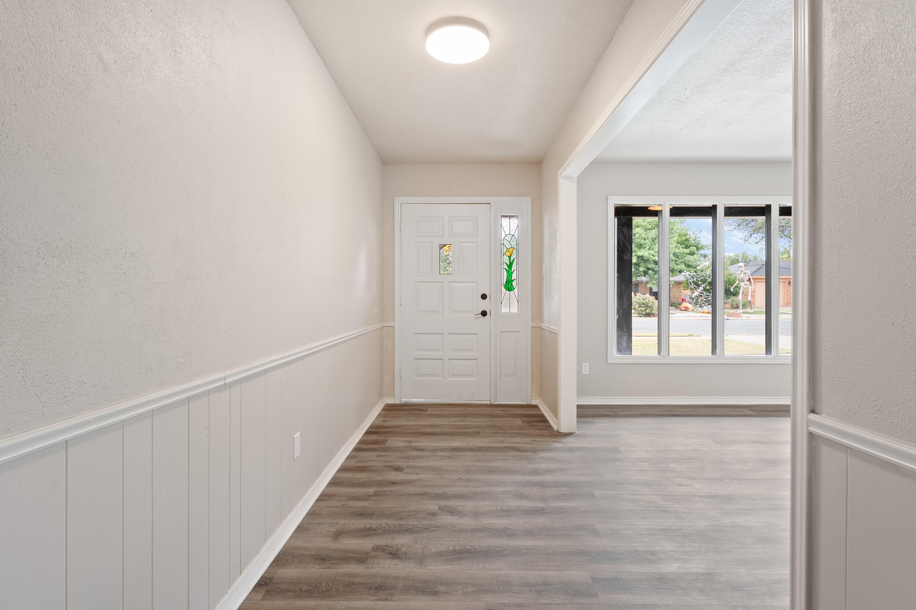 7902 Lynnhaven Avenue Lubbock, TX 79423 - Photo 3 of 35 a view of entryway with wooden floor