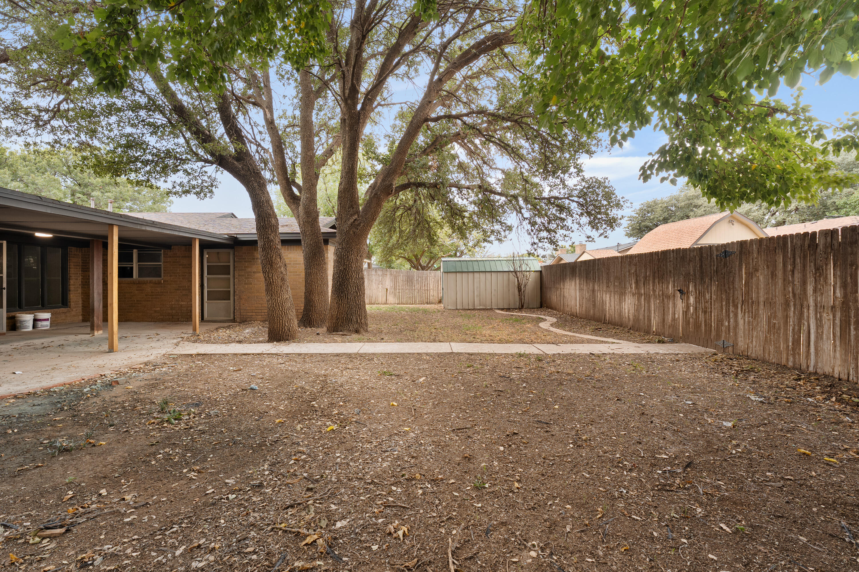 7902 Lynnhaven Avenue Lubbock, TX 79423 - Photo 34 of 35 a backyard of a house with lots of green space