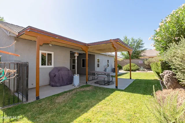 a view of a house with backyard and porch