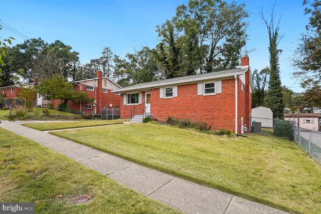 a view of a backyard with a house