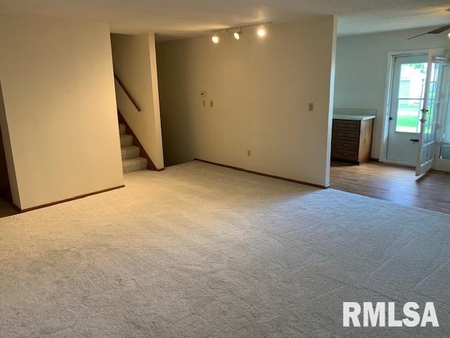 2208 Winnebago Drive Springfield, IL 62702 - Photo 3 of 25 Gallery Image 3