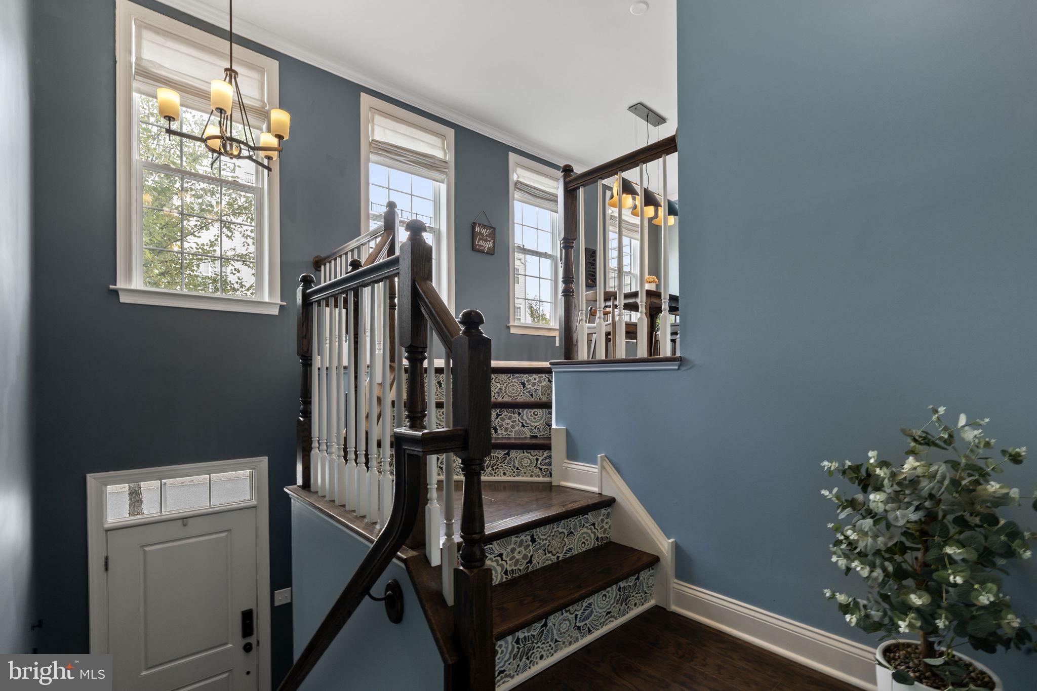 107 Corvus Circle Springfield, PA 19064 - Photo 5 of 51 Up or down to the lower level with garage & FR