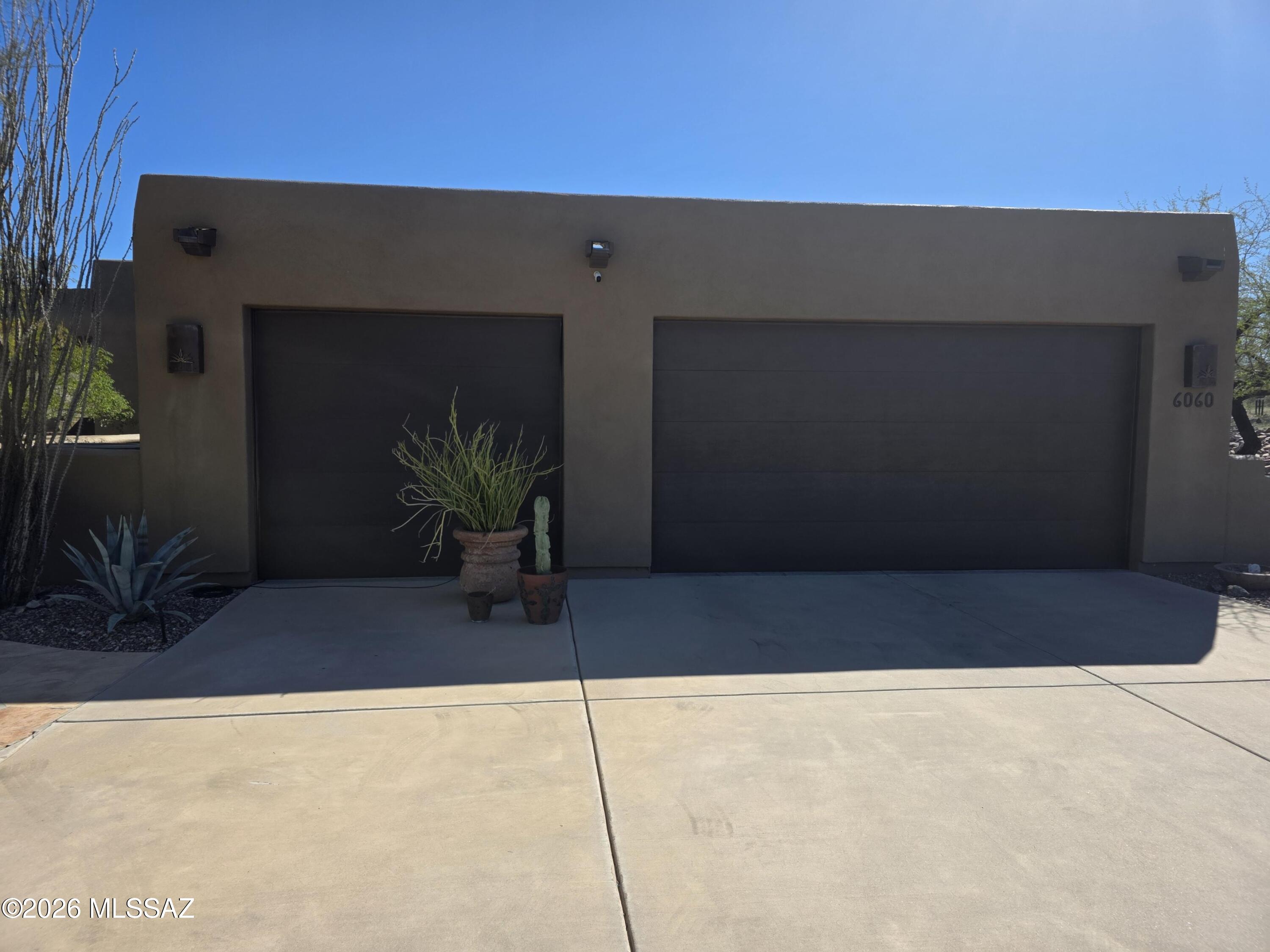 6060 North Abington Road Tucson, AZ 85743 - Photo 41 of 47 Full 3-car garage