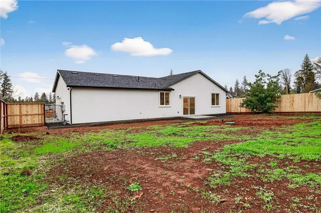 a view of a house with backyard
