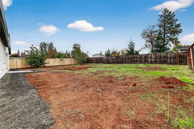 a view of a backyard