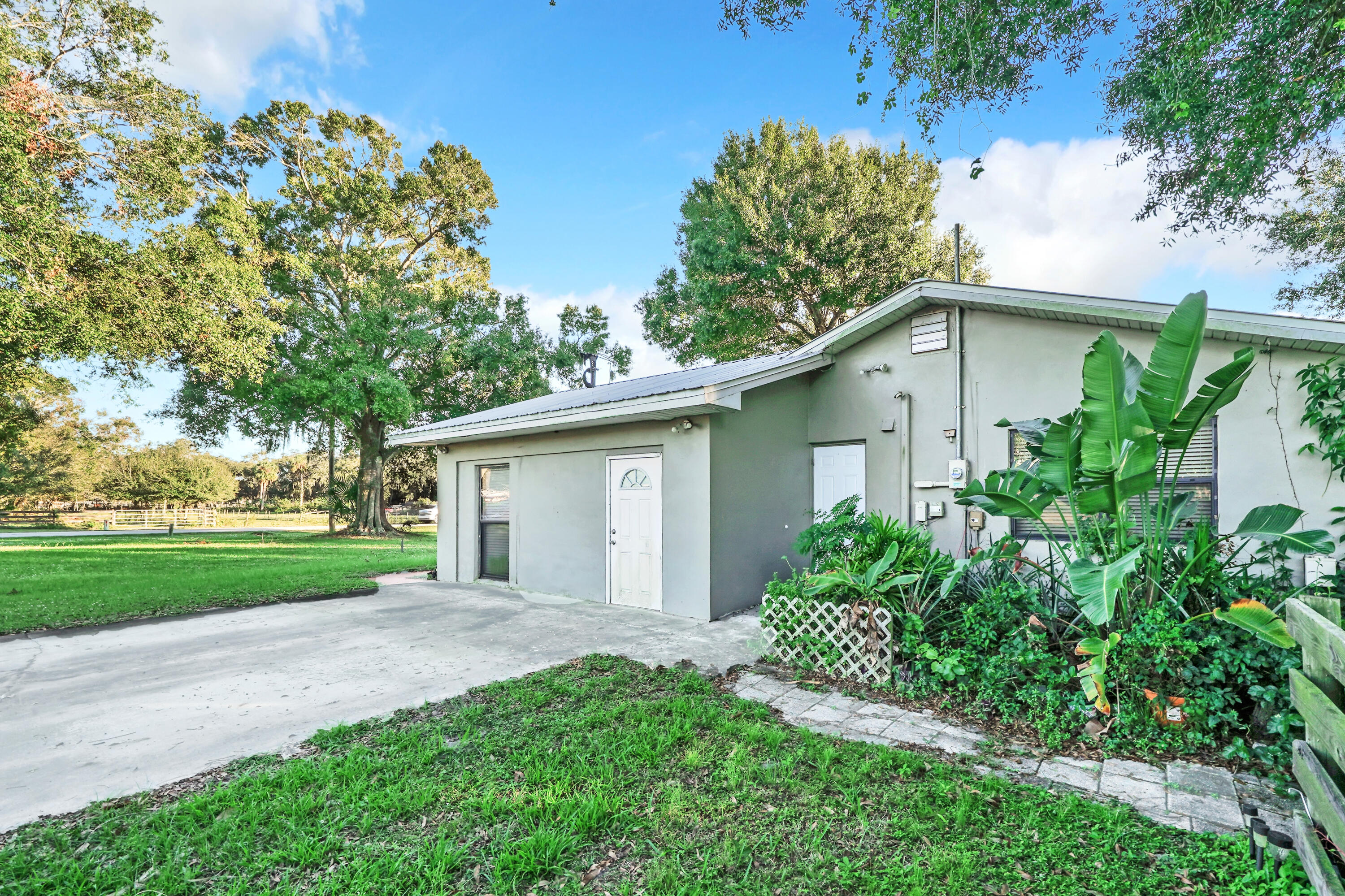 1031 Southwest 24th Avenue Okeechobee, FL 34974 - Photo 3 of 26 2 Exteriors (1)