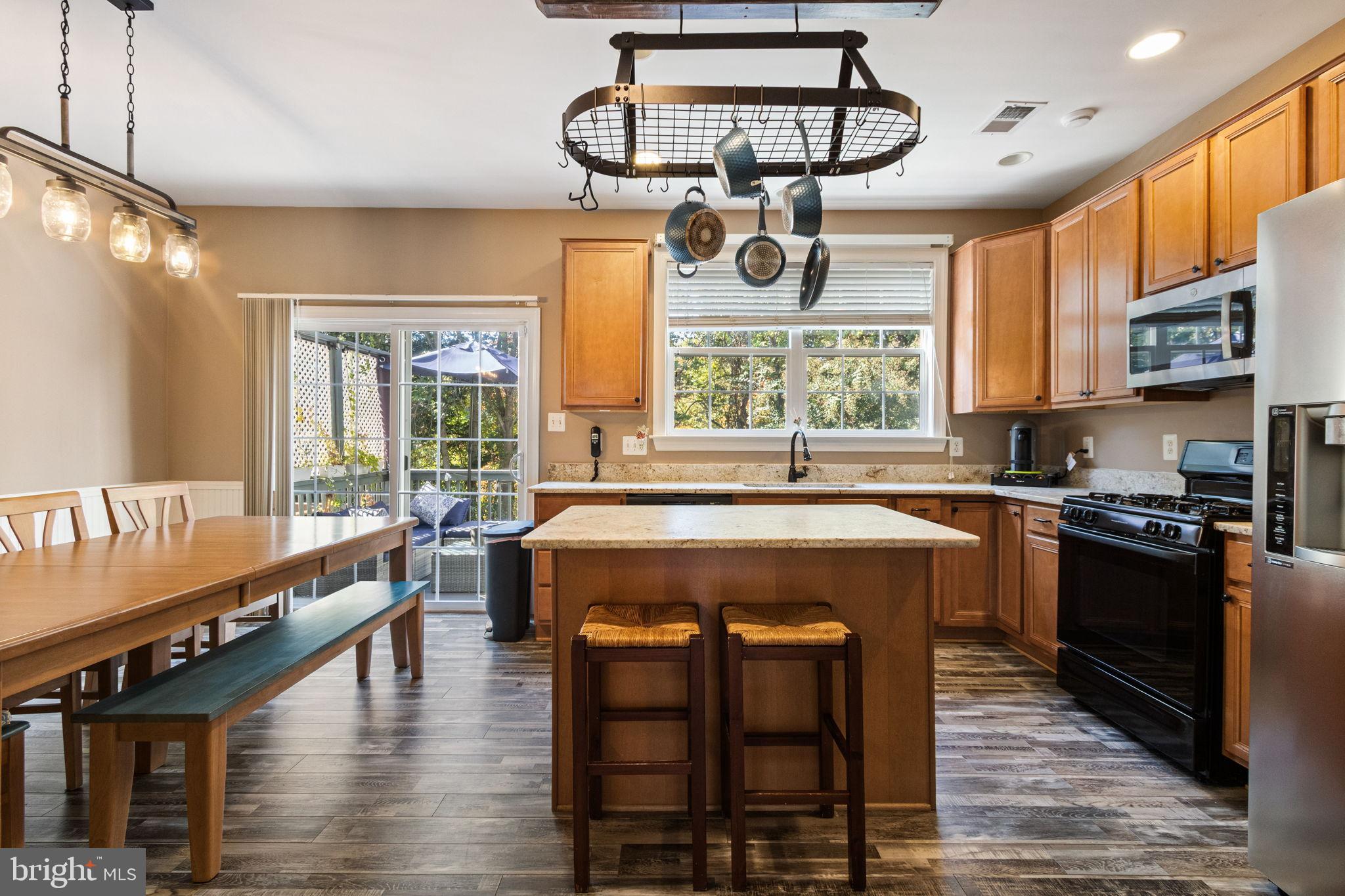 15636 Avocet Loop Woodbridge, VA 22191 - Photo 18 of 60 Inviting kitchen with modern charm.