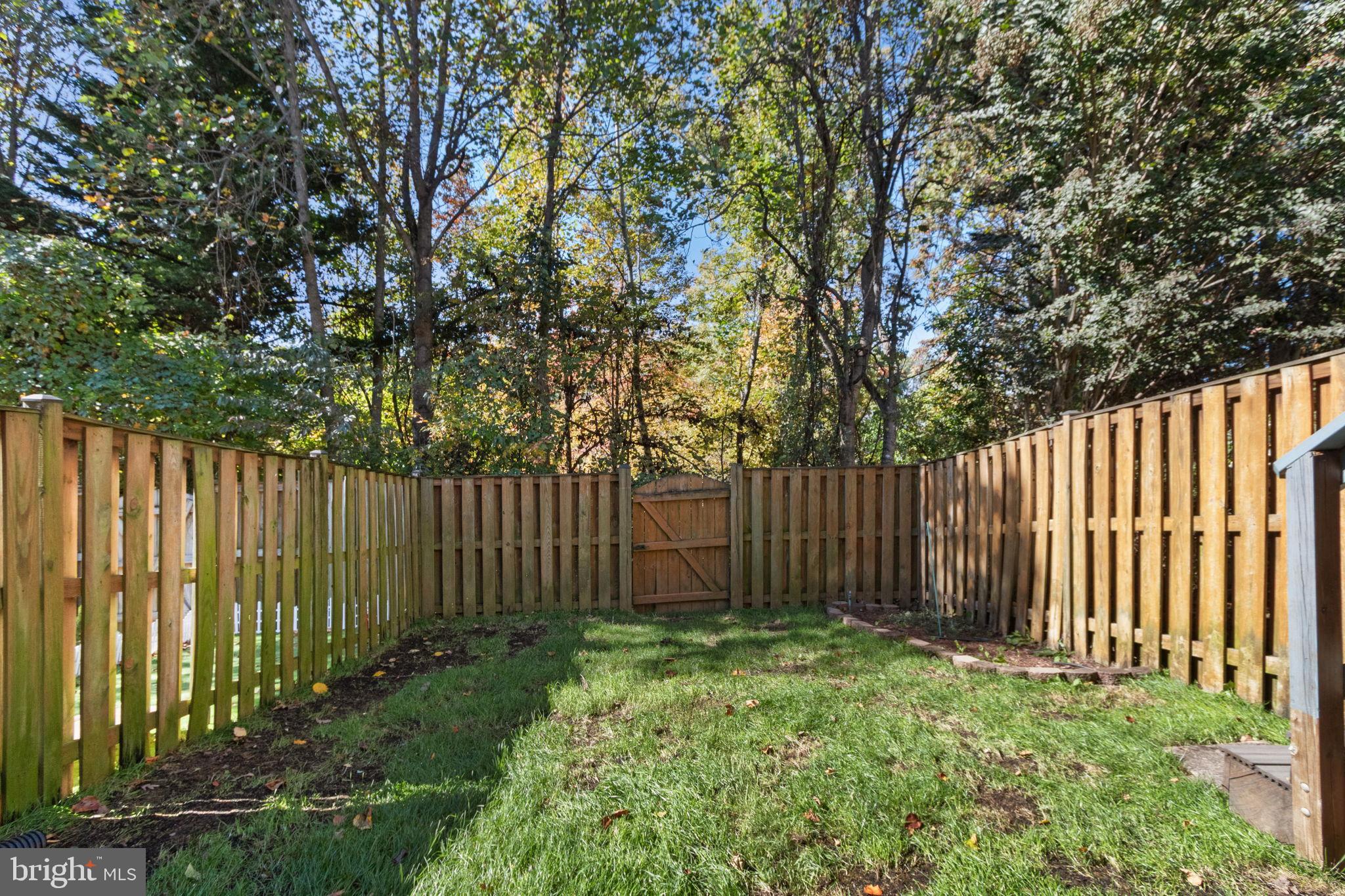 15636 Avocet Loop Woodbridge, VA 22191 - Photo 26 of 60 Secluded garden retreat with wooden fencing.