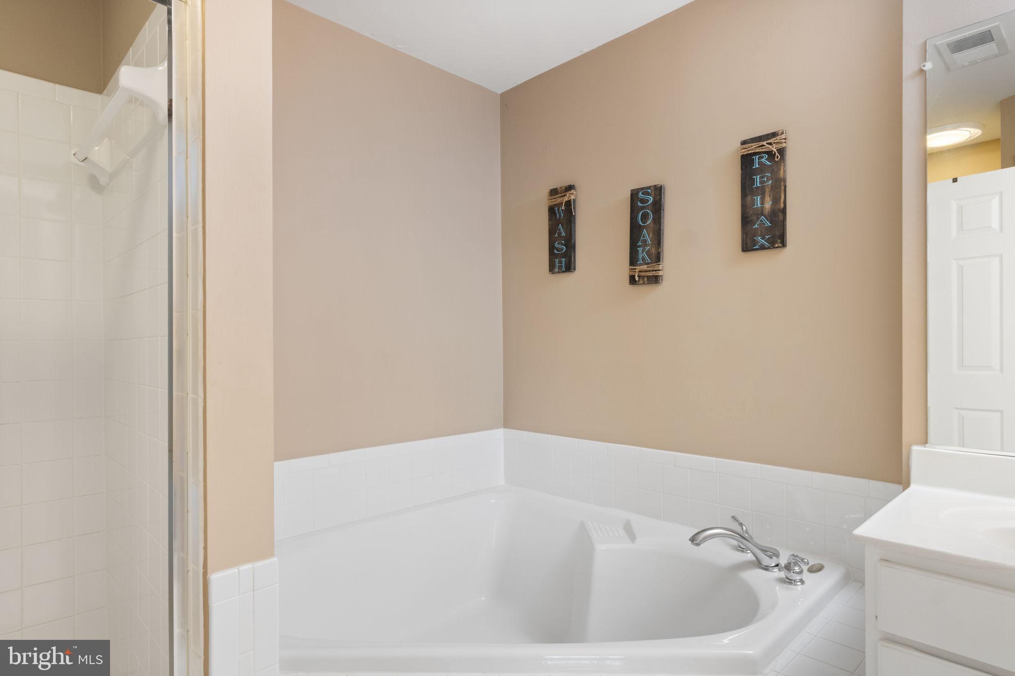 15636 Avocet Loop Woodbridge, VA 22191 - Photo 37 of 60 a bathroom with a bathtub