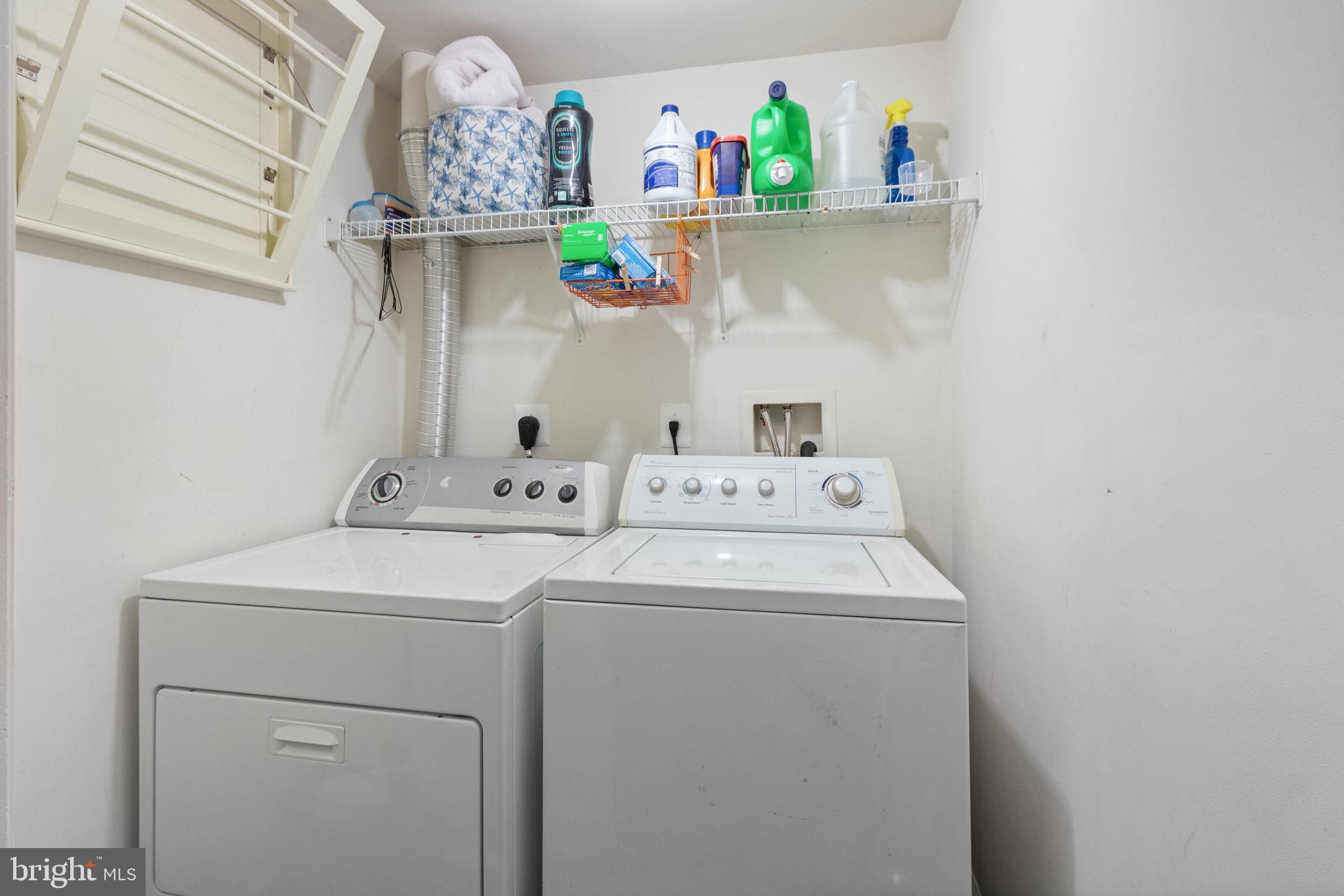 15636 Avocet Loop Woodbridge, VA 22191 - Photo 9 of 60 a utility room with dryer and washer