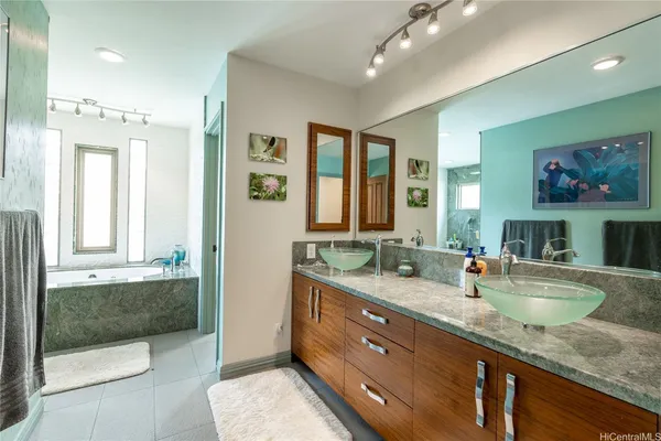 $9,500 | 5577 Kalanianaʻole Highway, Honolulu, HI 96821