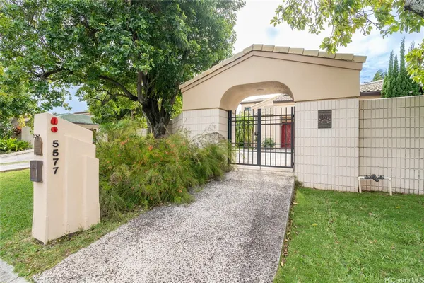 $9,500 | 5577 Kalanianaʻole Highway, Honolulu, HI 96821