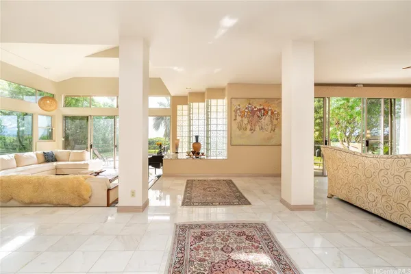 $9,500 | 5577 Kalanianaʻole Highway, Honolulu, HI 96821