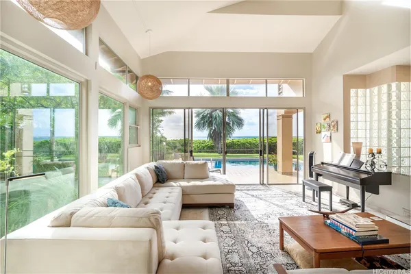 $9,500 | 5577 Kalanianaʻole Highway, Honolulu, HI 96821