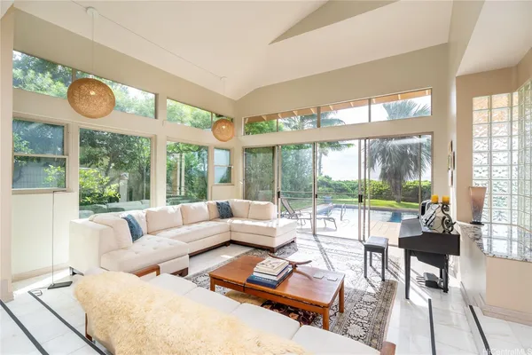 $9,500 | 5577 Kalanianaʻole Highway, Honolulu, HI 96821