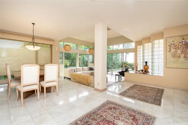 $9,500 | 5577 Kalanianaʻole Highway, Honolulu, HI 96821