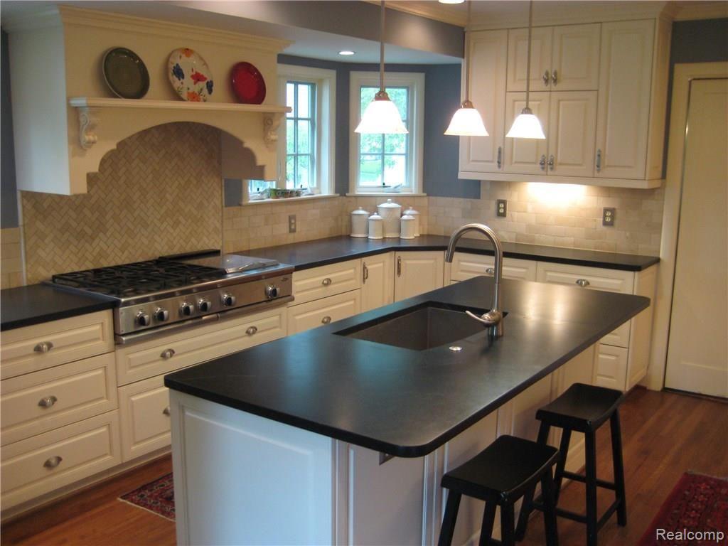 1129 Yorkshire Road Grosse Pointe, MI 48230 - Photo 4 of 13 IMG_9849.JPG