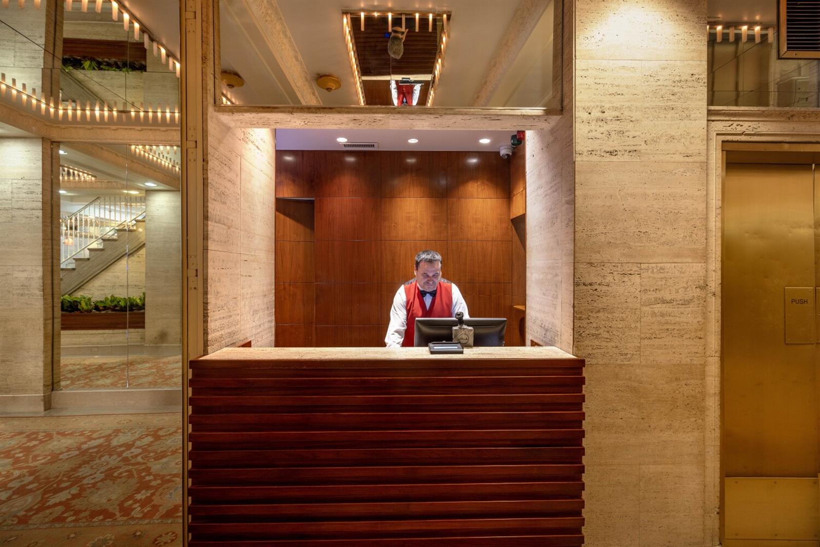 101 West 55th Street, Unit 701 Manhattan, NY 10019 - Photo 6 of 11 a view of hallway with a bathroom
