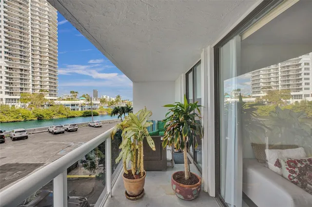 $2,750 | 20515 East Country Club Drive, Unit 249, Aventura, FL 33180