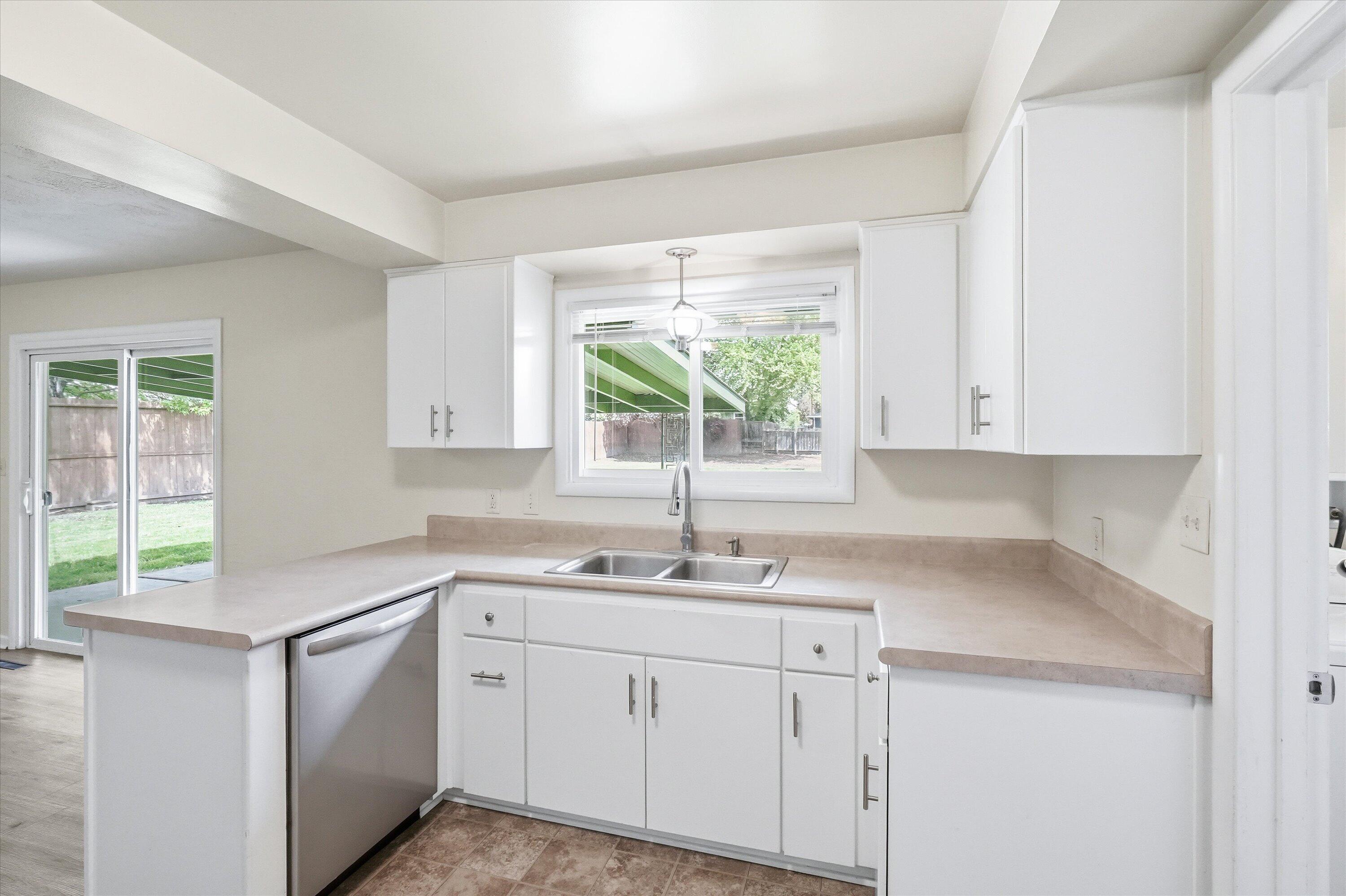 689 South Modoc Avenue Medford, OR 97504 - Photo 15 of 47 Kitchen