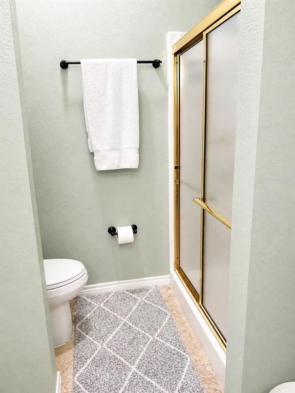 219 Friends Road Denison, TX 75021 - Photo 21 of 40 Guest bathroom shower Tile floor