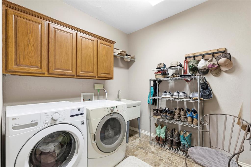 219 Friends Road Denison, TX 75021 - Photo 22 of 40 Laundry room