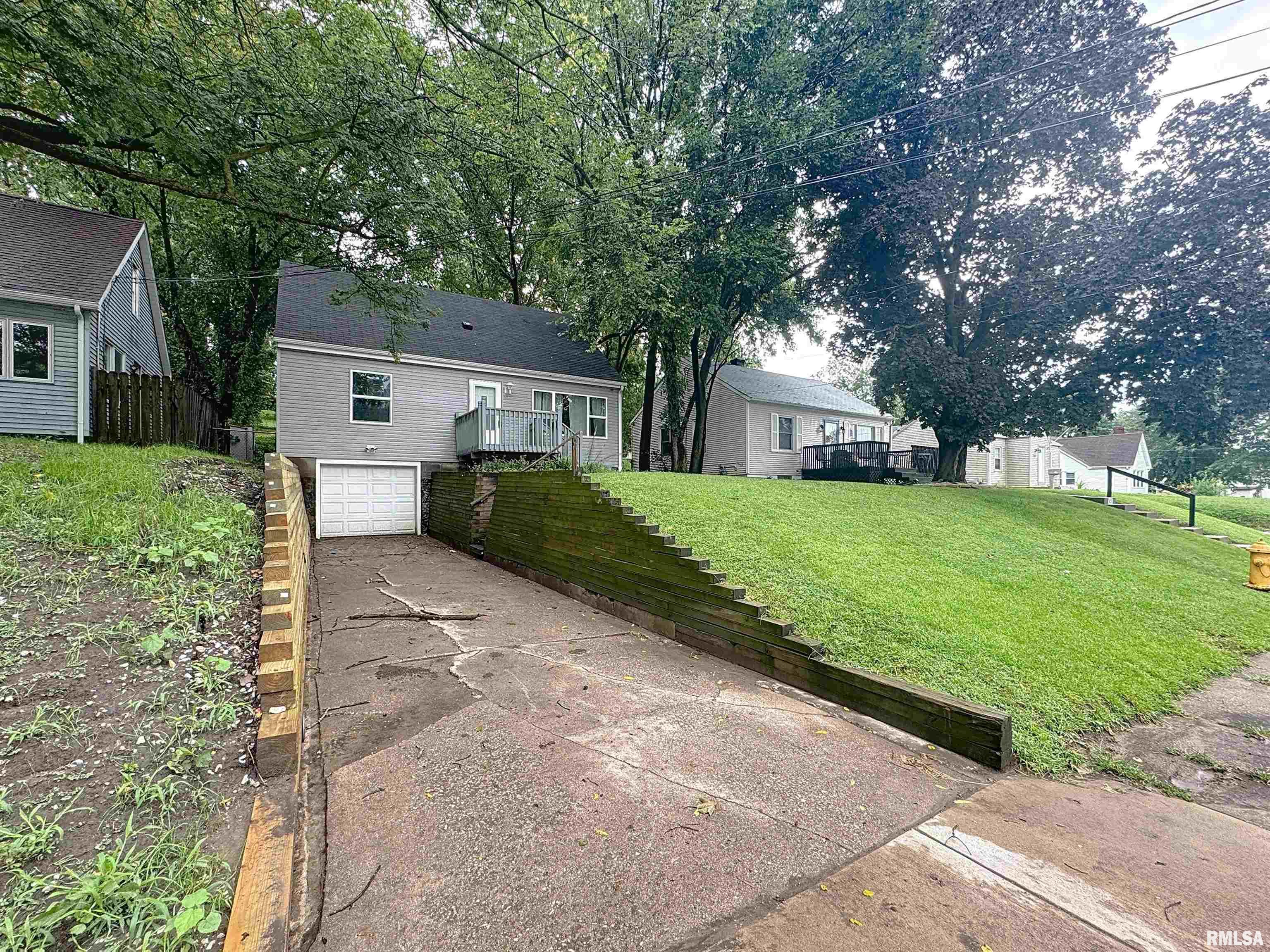 435 Waverly Road Davenport, IA 52804 - Photo 2 of 26 Gallery Image 2