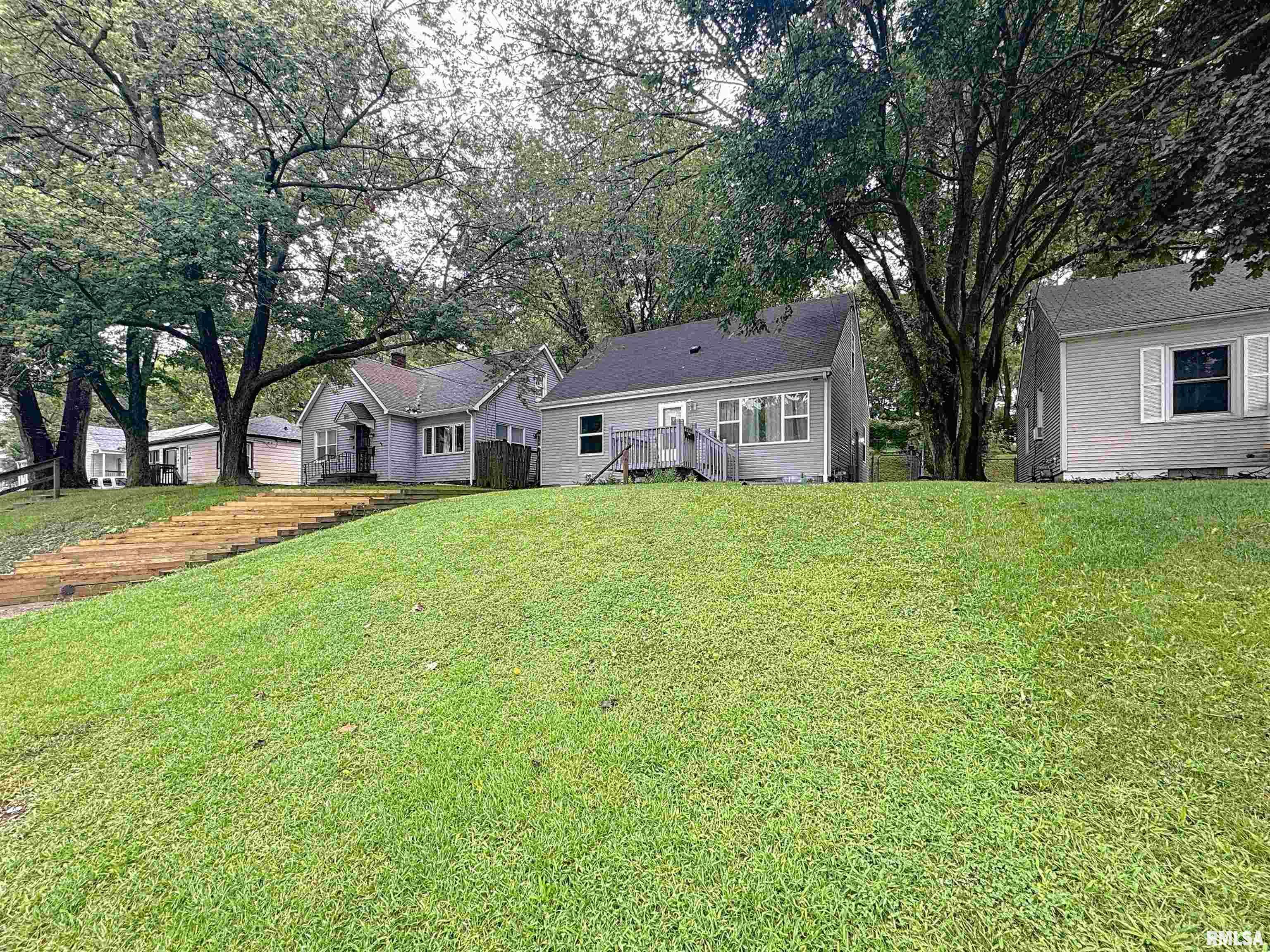 435 Waverly Road Davenport, IA 52804 - Photo 3 of 26 Gallery Image 3