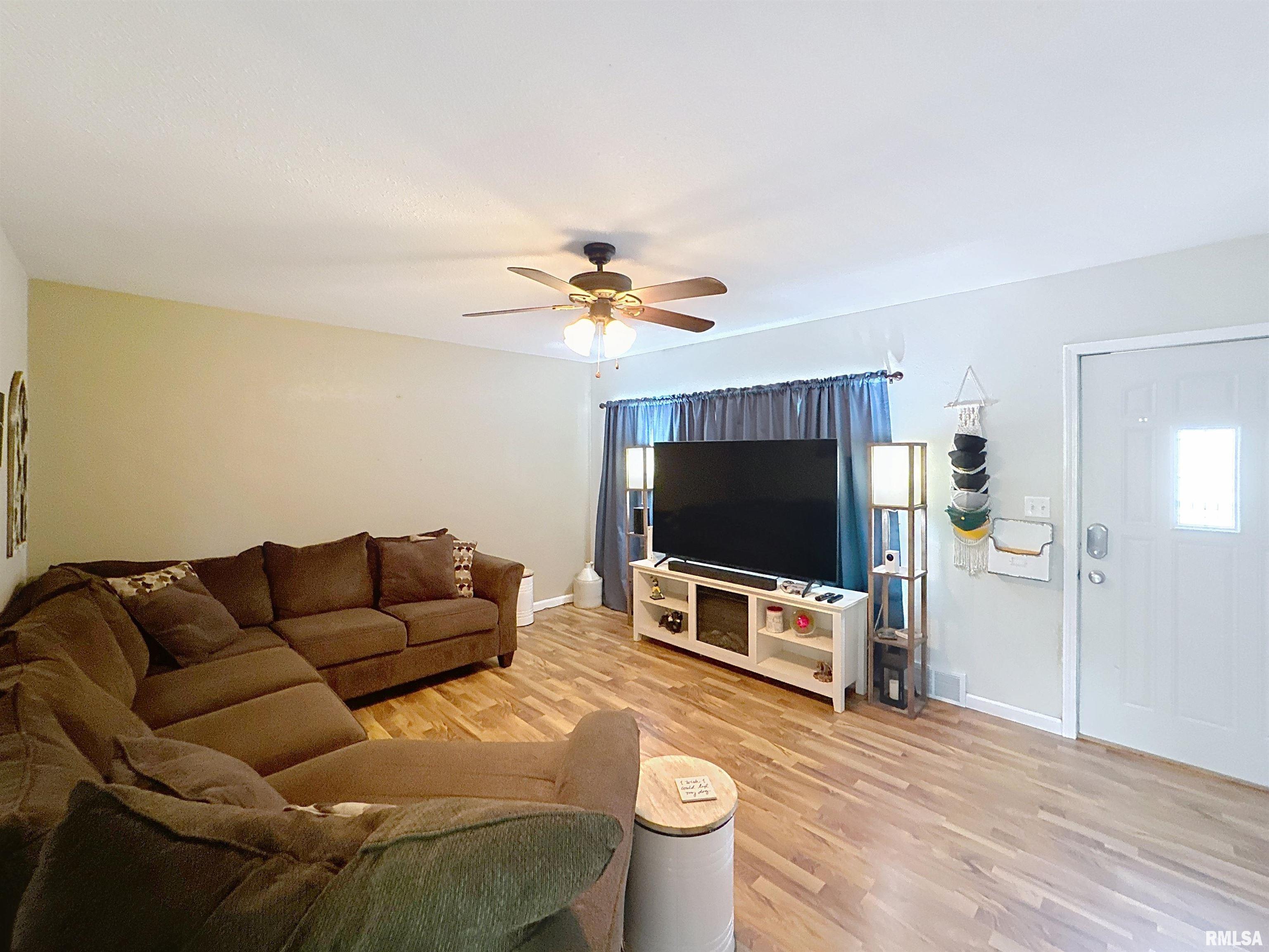 435 Waverly Road Davenport, IA 52804 - Photo 4 of 26 Gallery Image 4