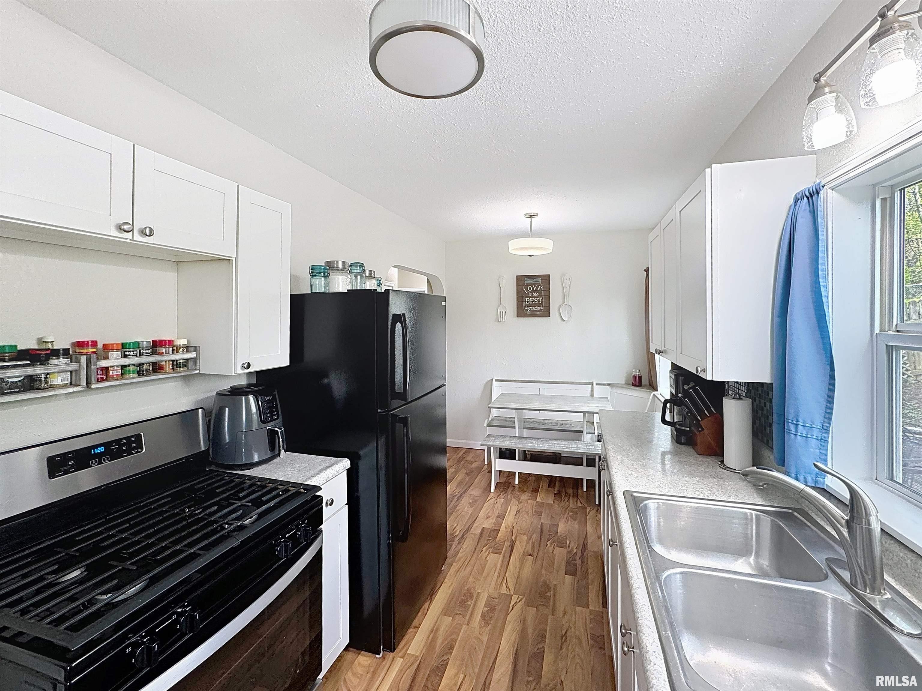 435 Waverly Road Davenport, IA 52804 - Photo 9 of 26 Gallery Image 9