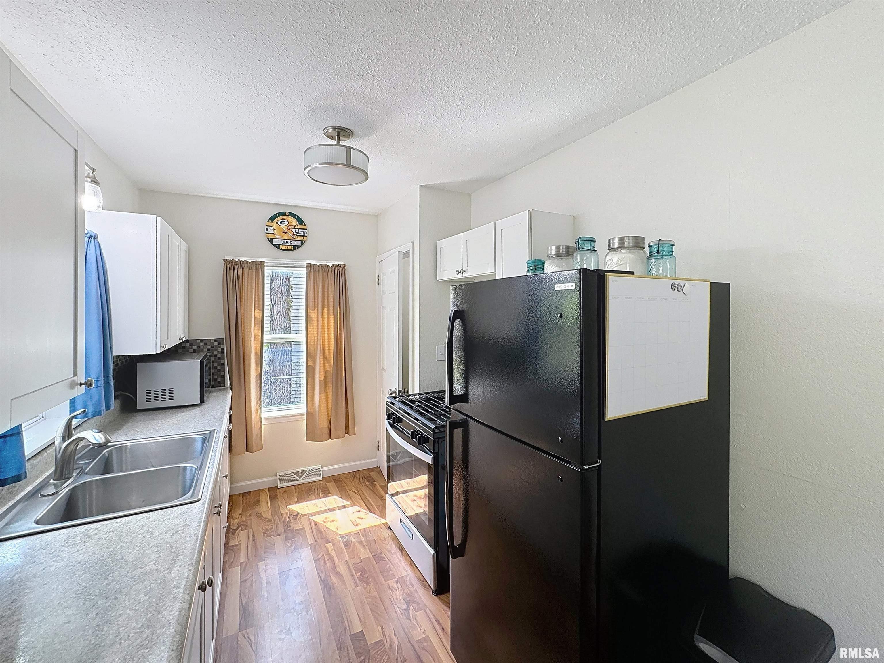435 Waverly Road Davenport, IA 52804 - Photo 10 of 26 Gallery Image 10