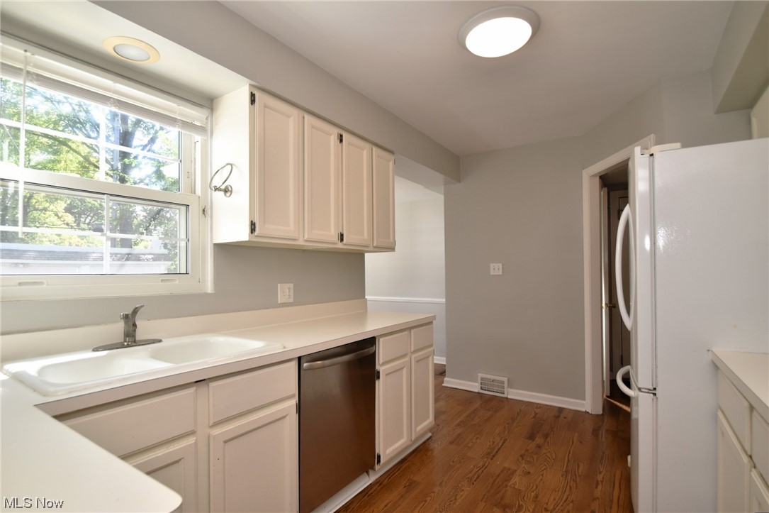 2295 Loyola Road Cleveland, OH 44118 - Photo 13 of 34