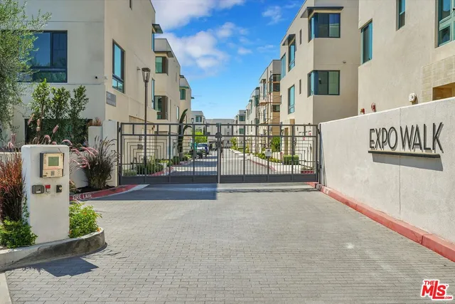 $849,000 | 2927 West Exposition Place, Unit 3, Los Angeles, CA 90018