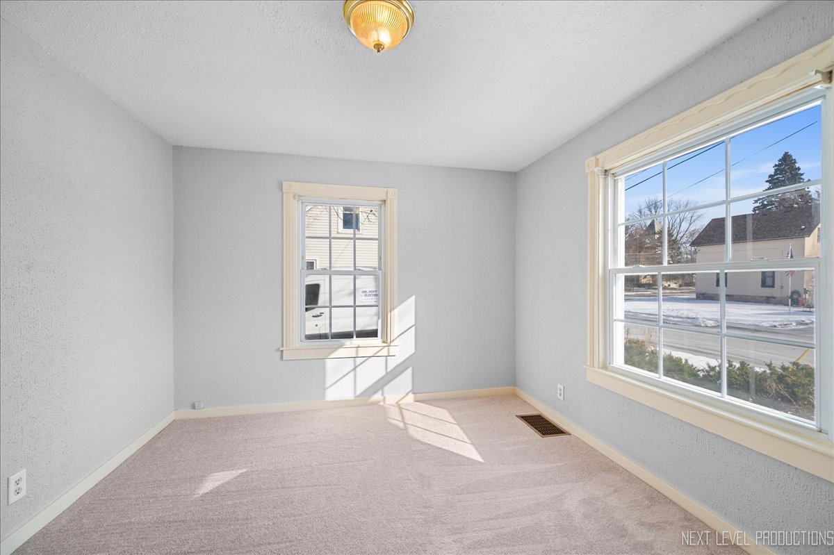 611 Carlson Street Sycamore, IL 60178 - Photo 4 of 21