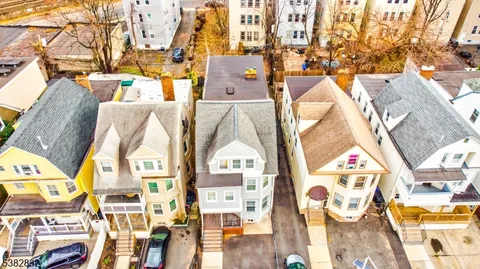 $2,350 | 178 North 16th Street, Unit 2, East Orange, NJ 07017