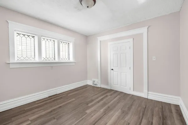 $315,000 | 544 East New York Street, Aurora, IL 60505