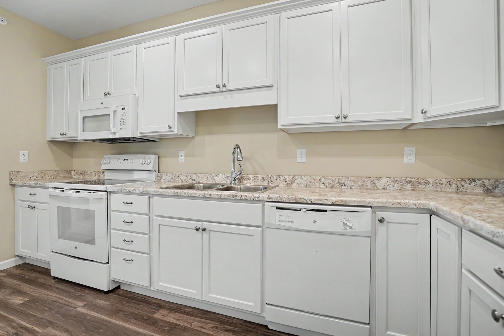 2592 Middle Road, Unit 318 Bettendorf, IA 52722 - Photo 13 of 24