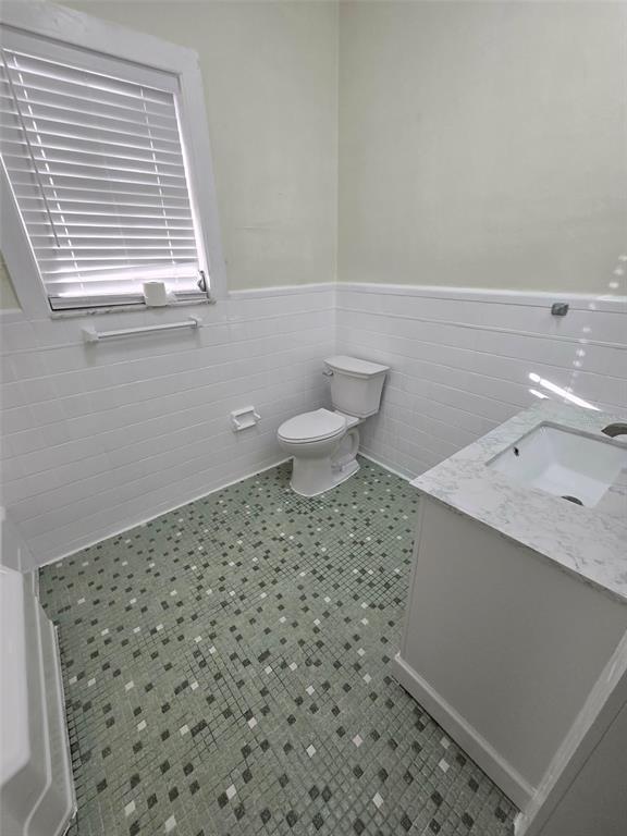 3301 West Woodlawn Avenue Tampa, FL 33607 - Photo 12 of 39 a bathroom with a sink a toilet and a window