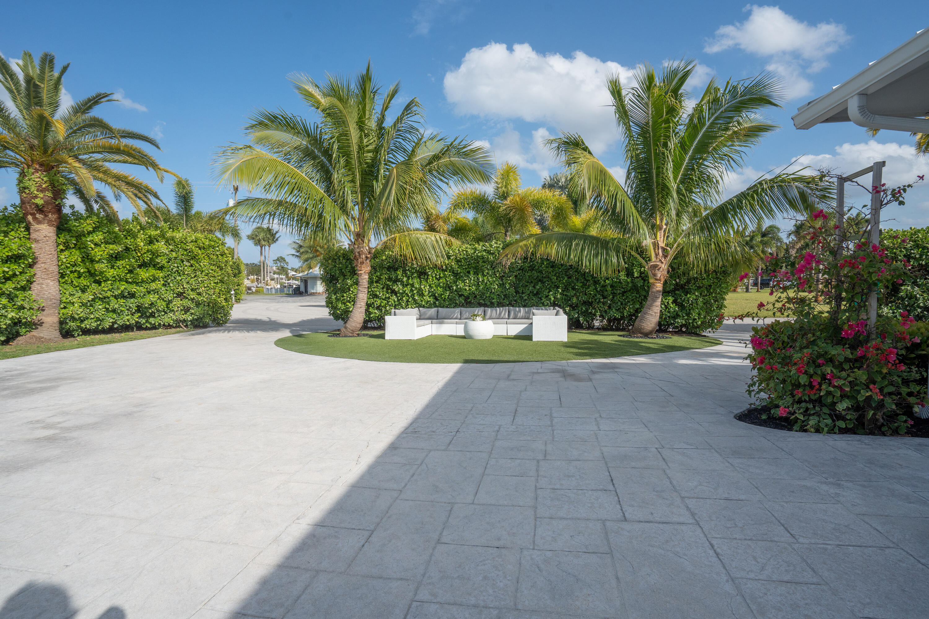 12 Southeast Hitching Post Circle Tequesta, FL 33469 - Photo 3 of 65 12 Hitching Post Circle Tequesta out-6