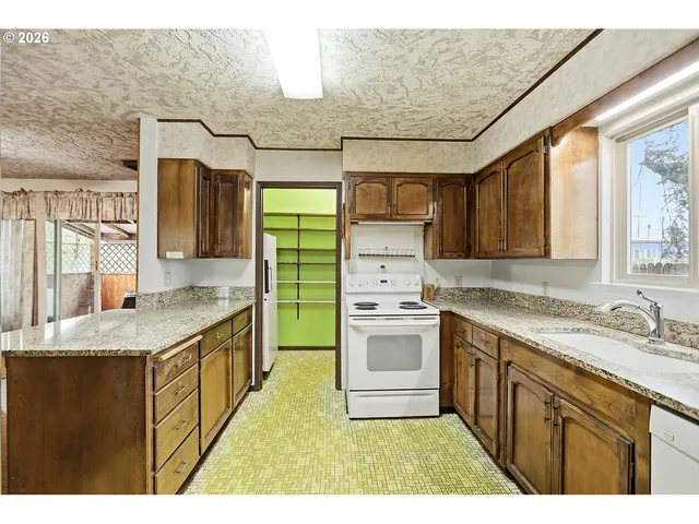 $399,950 | 3244 West 7th Street, The Dalles, OR 97058