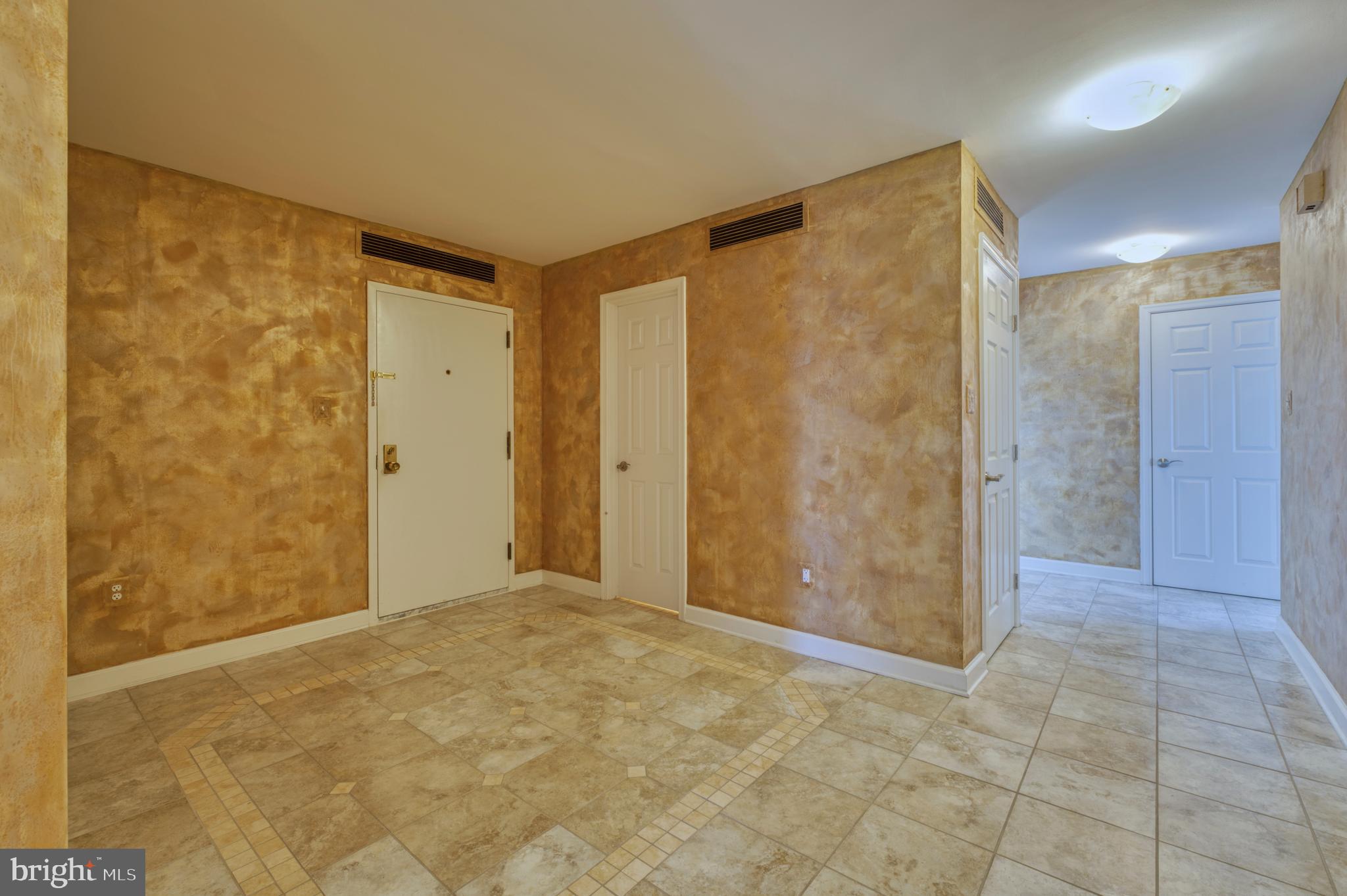 1101 South Arlington Ridge Road, Unit 616 Arlington, VA 22202 - Photo 11 of 57 Entrance to 616, Huge Foyer w/ Half Bath