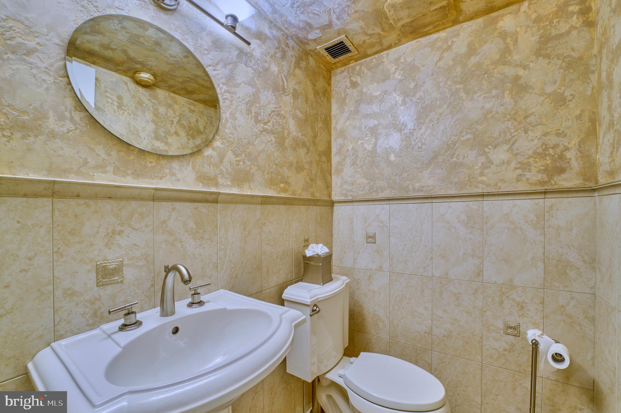 1101 South Arlington Ridge Road, Unit 616 Arlington, VA 22202 - Photo 13 of 57 Powder Room