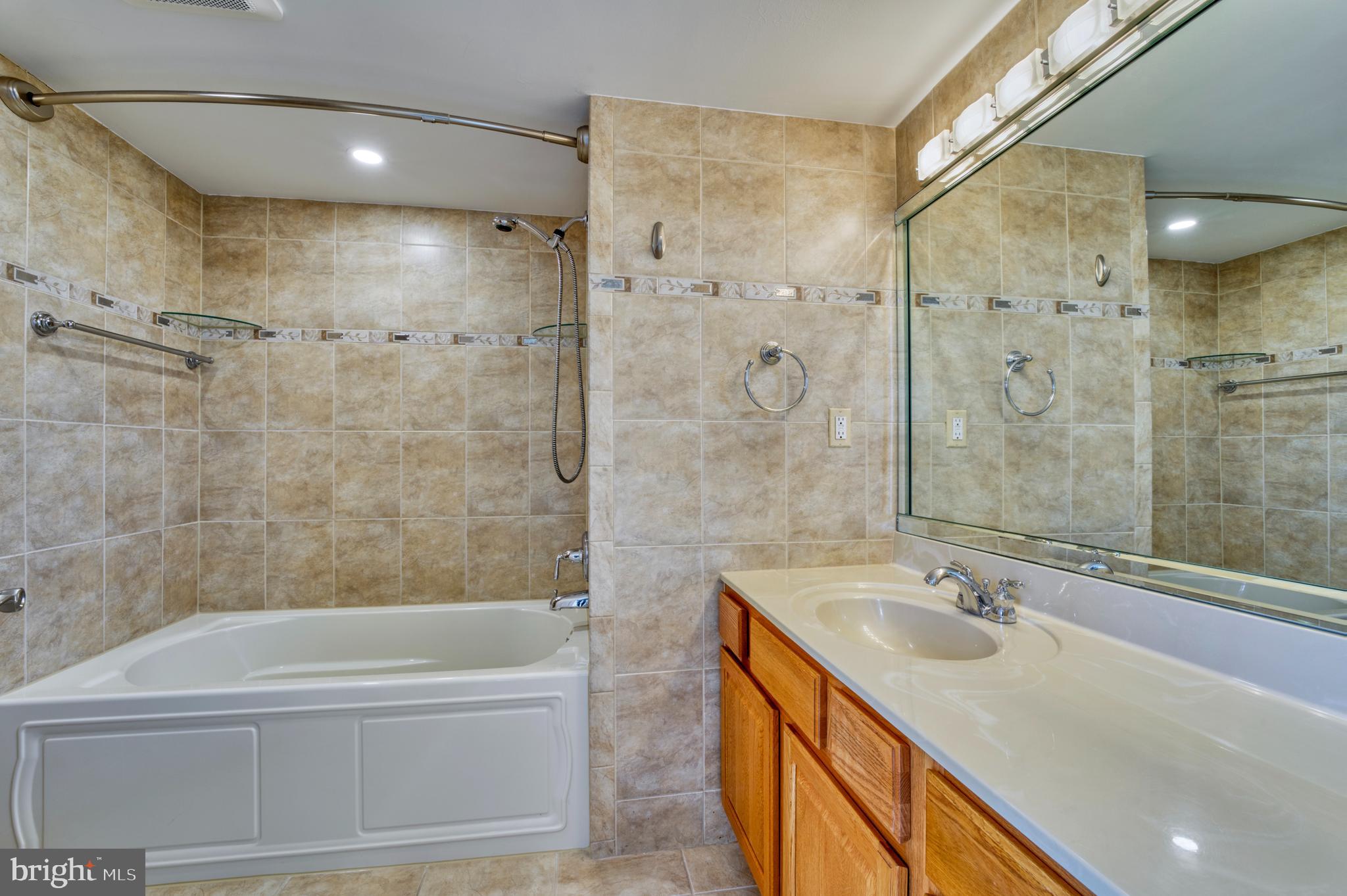1101 South Arlington Ridge Road, Unit 616 Arlington, VA 22202 - Photo 48 of 57 2nd Bedroom Ensuite Bath