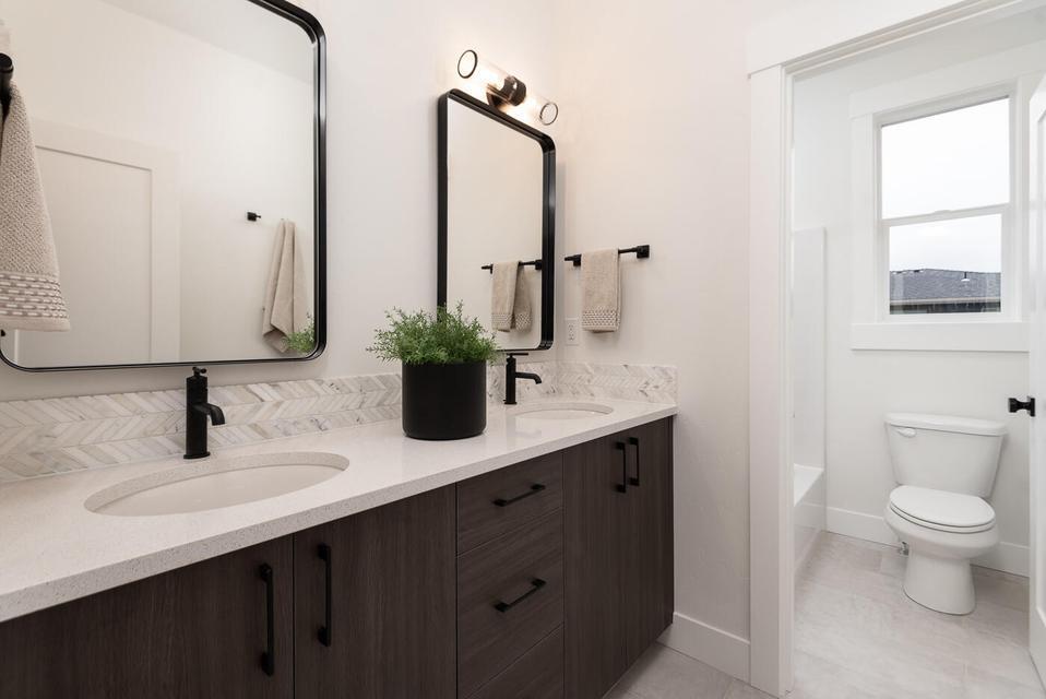 20506 Murphy Road Bend, OR 97702 - Photo 26 of 36 Guest Bathroom (Upper Floor)