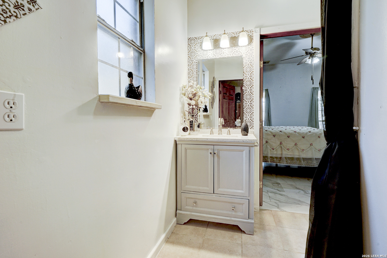 309 South Rolling Oaks Lane San Antonio, TX 78253 - Photo 21 of 43 a en suite bathroom with a sink a mirror and a bathtub